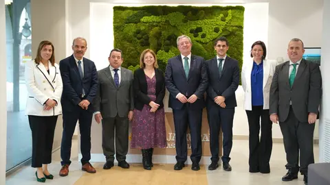 Pilar Lavida, administrativa de Caja Rural de Asturias; Jesús Bello, director de Zona Caja Rural de Asturias; Fernando Martínez, presidente de Caja Rural de Asturias; Alicia Diestro, gestora de Empresas de Caja Rural de Asturias; Antonio Romero, director general Caja Rural de Asturias, Rafael Sánchez, director Zona Caja Rural de Asturias, Ana María Calama, gestora Caja Rural de Asturias  e Iván Rodríguez, director de oficina Torrelavega de Caja Rural de Asturias / Cedida