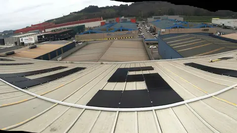 Instalación de paneles solares que Bikote Solar realizó en la planta de fabricación de Alusín Solar, en Avilés.