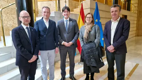 De izquierda a derecha, el director general de Innovación, Iván Aitor Lucas; el director de Sekuens, David González; el consejero de Ciencia, Borja Sánchez; Mercedes Díaz, directora de Ficyt y Jaime Fernández, responsable del área de I+D+i de Sekuens.