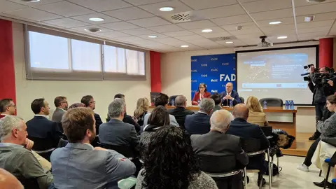 La consejera de Transición Ecológica, Nieves Roqueñí, y el director general del FADE, Alberto González, en la inauguración de la jornada sobre el Fondo de Transición Justa.