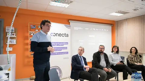 De izq. a dcha: Ramón Rubio, director del Medialab, Pedro López, vicepresidente primero de la Cámara de Comercio de Gijón; Carlos Vega, director de Desarrollo de Negocio de Conecta; Patricia García, directora de Innovación en Ayuntamiento de Gijón e Inés Suárez, directora de EPI Gijón / Marta Martín