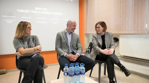Henar Muñóz, CEO y cofundadora de Bioquochem; Claudio Hidalgo, cofundador y CEO de Microviable Therapeutics y Mercedes Díaz - Directora de FICYT / Marta Martín