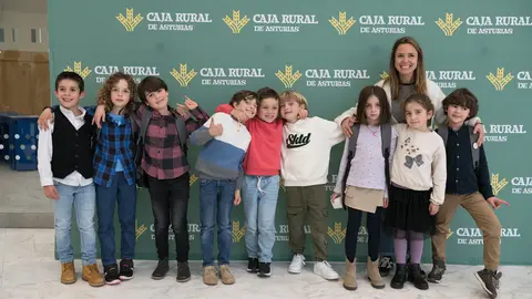Los niños de segundo de Primaria que formaron el equipo ganador con el proyecto 'Fun City Las Regueras' y su tutora | Marta Martín.