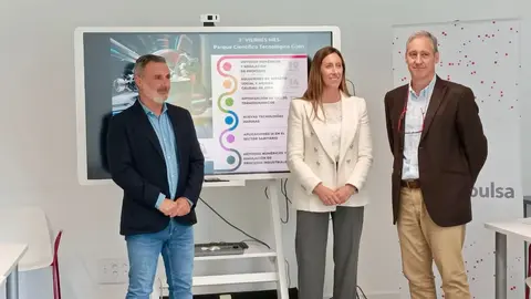 Luis Díaz, Director-Gerente de Gijón Impulsa; Ángela Pumariega, Vicealcaldesa y Concejala Delegada de Economía, Empleo, Turismo e Innovación del Ayuntamiento de Gijón; y Eduardo Cuesta, Director del IUTA.