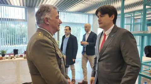 En la imagen, el consejero con general César Augusto Sáez de Santa María, jefe de la Oficina de Apoyo Exterior del Ministerio de Defensa.