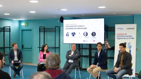 De izq. a dcha.: Ángel García, presidente de AUVE; Patricia López, directora del Centro de I+D de Alsa; Javier Izquierdo, director Técnico de AEDIVE; Pablo Campos-Ansó, fundador de guppy y Fernando Martín, CEO y cofundador de eccocar / Conecta