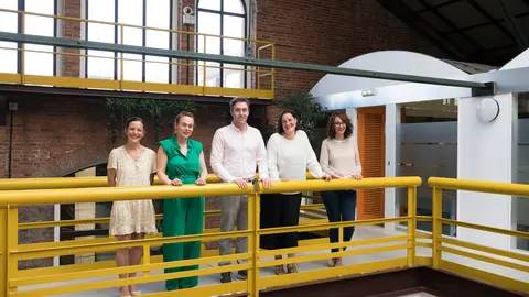 El equipo de Koala Smart Business: Ruth, Patricia, Guillermo, Lucía y Verónica, en el edificio Cristasa de Gijón / Marta Martin.