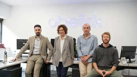 El equipo Obelisk en su oficina del edificio Impulsa. De izquierda a derecha: Javier Rodríguez, CEO; Noelia Díaz, directora Comercial; José María García, CTO; y Mario Alfonso, persona en prácticas / Marta Martín.