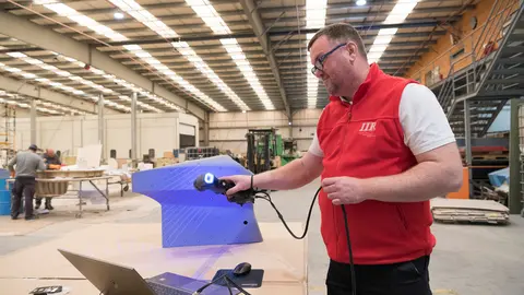 Radek Polchlopek, fundador de IIR, en unas instalaciones industriales / Marta Martín.