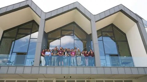 Parte del equipo de TAXUS Medio Ambiente en sus instalaciones de Oviedo / Marta Martín