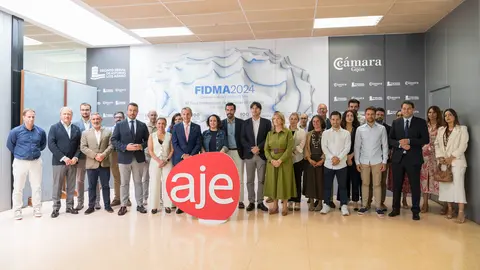 Foto de familia con representantes de AJE y asociados; miembros de la Cámara de Comercio de Gijón, de FADE, y de la Consejería de Ciencia, Empresas, Formación y Empleo, entre otros | Marta Martín.