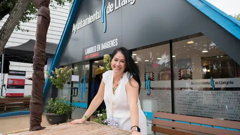 Aida Antuña, técnica de Turismo en el Ayuntamiento de Langreo a las puertas del stand en la Feria Internacional De Muestras de Asturias | Marta Martín.