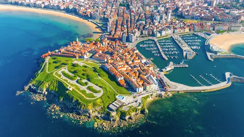Vista aérea de la ciudad de Gijón.