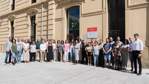 El equipo que compone la Agencia Local de Promoción Económica y Empleo de Gijón/Xixón (ALPEE) en el exterior de sus instalaciones / Marta Martín.