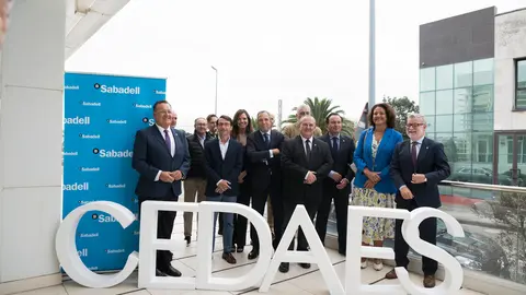 Representantes de las entidades organizadoras, colaboradoras y patrocinadoras del 7º Congreso Nacional de Áreas Empresariales en la sede de la Asociación de Empresarios del Polígono de Silvota (Asemposil) / Marta Martín.
