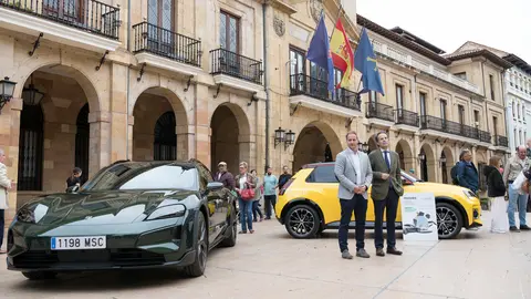 Ángel García, presidente de la Asociación de Usuarios del Vehículo Eléctrico (AUVE); e Ignacio Cuesta,