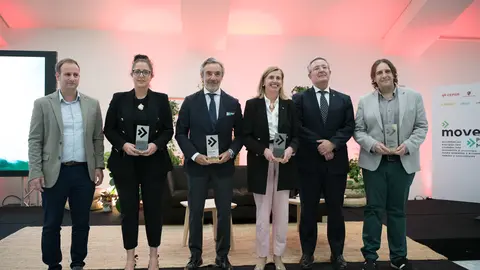 Ángel García, presidente de AUVE; Covadonga Ajuria, directora Comercial de Naeco; Tomás Villén, CEO de Porsche Ibérica; Eva Pando, directora de la Fundación Caja Rural de Asturias; Antonio Romero, director general de Caja Rural de Asturias y Álvaro Sauras, vicepresidente de AUVE / Marta Martín