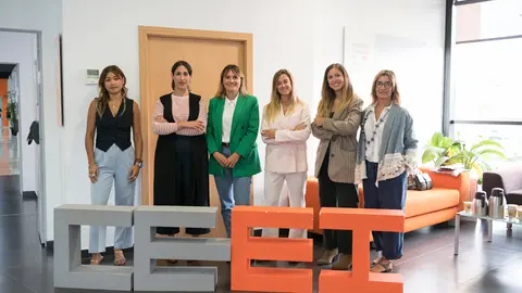De izquierda a derecha: Mariel Díaz, cofunder & CEO de Rocket Ventures; Susana Pascual, CEO de Pixelshub; Verónica A. Ayora,  consultora experta en financiación de proyectos empresariales en el CEEI Asturias; Paola Morán, experta en web 3.0 y tokenización en Telefónica; Noemi Goilón, Responsable de Formación y Transformación Digital del Colegio Oficial de Ingenieros Industriales del Principado de Asturias (COIIAS); y Gemma Fernández, responsable de la Oficina de Transformación Digital en COIIAS / Marta Martín.