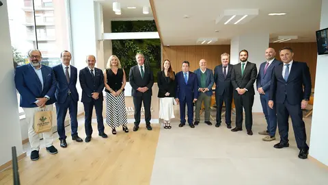 El presidente de Caja Rural de Asturias, Fernando Martínez junto a concejal de economía y teniente de alcalde de Santander, Javier García y representantes institucionales y de la entidad durante la inauguración de la nueva oficinal / Foto cedida por Caja Rural de Asturias.