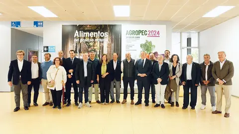 Foto de familia con miembros de la Cámara de Comercio de Gijón, de Caja Rural de Asturias, del Gobierno del Principado y de CTIC, entre otras / Foto cedida por Caja Rural de Asturias.