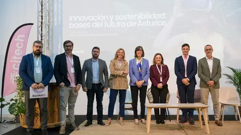 De izquierda a derecha: Carlos Vega, director de Desarrollo de Negocio en Conecta; Jorge Barrero, director de la Fundación COTEC; Sergio Álvarez, head of innovation en Seresco; Eva Pando, directora de la Fundación Caja Rural de Asturias; Nieves Roqueñí, consejera de Transición Ecológica, Industria y Desarrollo Económico; María Calvo, presidenta de la Federación Asturiana De Empresarios (FADE); y Juan M. Baragaño, fundador de Conecta; y Carlos García director de FAEN / Marta Martín.
