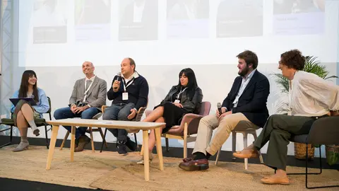 De izquierda a derecha: Marla Nieto, responsable de Contenidos en Conecta (moderadora); Claudio Hidalgo, CEO de Microviable Therapeutics; Fidel Delgado, CEO de Neoalgae; Tamara Fernández, fundadora y socia de Ingeniacity; Javier Labrada,  CEO de Seerstems; y Noelia Díaz, CCO de Obelisk / Marta Martín.
