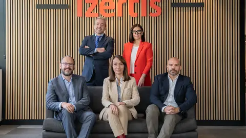 De izquierda a derecha, de pie, Roberto Delgado e Imma Haro; sentados, Carlos Gómez Castro, Isabel Iglesias y Carlos María Recasens / Cedida por Izertis