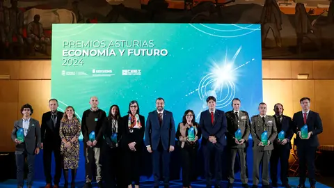 Foto de familia con el presidente del Principado, Adrián Barbón, representantes institucionales y los ganadores de los Premios Asturias, Economía y Futuro / Foto cedida.