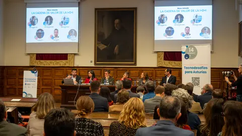 De izquierda a derecha: el COO de España, Portugal, Italia, MEA e Israel de DXC, Jesús Daniel Salas; director corporativo
de Futuver, José María Pérez; del director gerente de Idonial, Íñigo Felgueroso; de la directora
del centro de I+D de ALSA, Patricia López; de la directora de Área de Plan Propio y Proyectos
Nacionales y Regional del Vicerrectora de Investigación de la Universidad de Oviedo, Camino
Rodríguez; o d