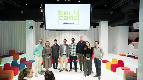De izquierda a derecha: Ángel Domínguez-Gil, cofundador de El Camaleón de Rubik; Gemma Fernández, responsable de la Oficina de Transformación Digital en COIIAS; Carlos Mata, CEO de VUMI; Iván Rodríguez, CEO y fundador de Okticket; Ignacio Bello, CEO de Code Evolution; Marcos Viñuela, CEO y fundador de Simbiosys; Noemi Goilón, responsable de Formación y Transformación Digital del COIIAS; y Gaspar Fernández, cofundador de El Camaleón de Rubik en el Espacio Circus de Oviedo / Marta Martín.