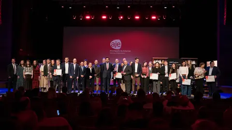 Foto de familia en los Premios AJE 2024 / Marta Martín.