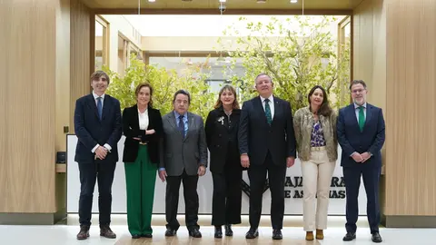De izquierda a derecha: Alfonso Palacio, director del Museo de Bellas Artes de Asturias; Verónica Durán, arquitecta; Fernando Martínez, presidente de Caja Rural de Asturias; Ana Fernández, historiadora del Arte; Antonio Romero, director de Caja Rural de Asturias; Yolanda de la Roca, doctora en Ciencias de la Salud y Pedro García, director de la oficina principal de Caja Rural de Asturias / Foto cedida.