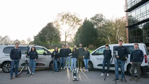 El equipo de Dogram en el exterior de sus instalaciones con algunos de los instrumentos que utilizan en el desarrollo de los proyectos / Marta Martín.