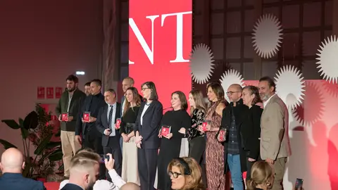 Foto de familia con los galardonados de los Premios Impulsa y miembros de las instituciones correspondientes en LABoral Centro de Arte y Creación Industrial / Marta Martín.