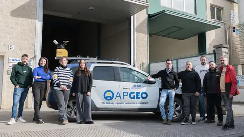El equipo de EXCADE-APGEO en el exterior de sus instalaciones situadas en Gijón / Marta Martín.