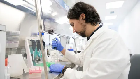 Álvaro Fueyo, consultor ambiental y responsable del área de Laboratorio y Genética Ambiental en TAXUS Medio Ambiente, utilizando una pipeta multicanal para cargar una placa de PCR / Marta Martín
