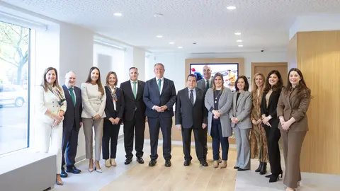 Equipo oficina principal con directivos y presidente Caja Rural de Asturias.