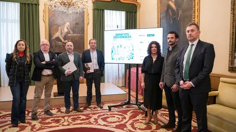 De izdaa a dcha. Lucía Álvarez de Saint-Gobain, César Luis Chichas, vocal del área técnica del Colegio de Aparejadores de Asturias, José Rodrigo Pintueles, concejal de Medio Ambiente y Sostenibilidad del Ayuntamiento de Gijón, Juan Ordieres, presidente del Cluster ECCO, Coloma Sánchez, directora del Cluster Ecco,  Alejandro Navazas, director general de Medio Ambiente y Sostenibilidad del Ayuntamiento de Gijón y José Luis Frieyro, director de la oficina principal de Gijón de Caja Rural de Asturias / Fotos de Marta Martín