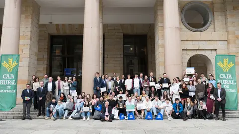 Foto de familia con los ganadores, el jurado y representantes institucionales de la tercera edición de Espacios Sostenibles, proyecto del Clúster Ecco, en la entrada del teatro de la Laboral Ciudad de la Cultura de Gijón / Marta Martín