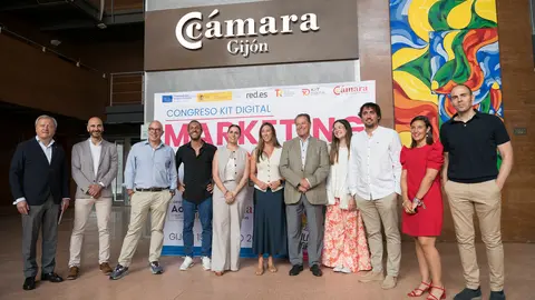Foto de familia de los participantes en el Congreso Kit Digital sobre Tendencias en Marketing Digital organizado por la Cámara de Comercio de Gijón / Marta Martín
