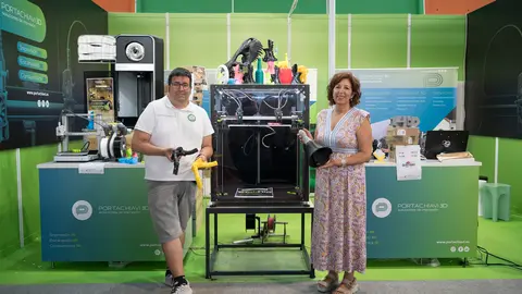 Alejandro Gil, fundador de Portachiavi 3D y Ángela García, jefa de taller / Fotos de Marta Martín