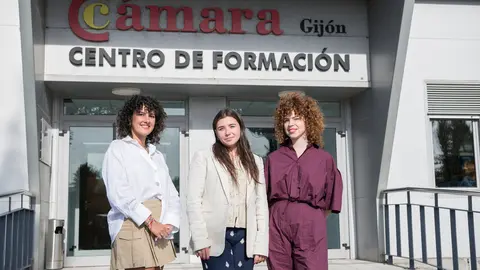 De izquierda a derecha: Sara Díaz, HR business Manager en SotySolar; Lucía Manso, Talent Acquisition Specialist y People & Culture en Izertis; y Silvia Pravia, People & Culture Lead - EMEA en Straker Group / Marta Martín