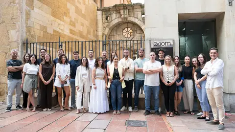 El equipo de Exiom en el exterior de sus oficinas situadas en Oviedo / Marta Martín
