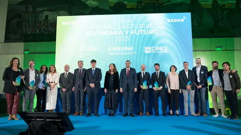 Foto de familia de instituciones y galardonados en los Premios de Economía y Futuro 2025 que se entregaron en el Hotel de la Reconquista de Oviedo / Marta Martín.