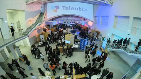 LABoral Centro de Arte y Creaci&oacute;n Industrial acogi&oacute; la &uacute;ltima jornada de Talentia, una iniciativa organizada por FADE junto a la Consejer&iacute;a de Educaci&oacute;n, que consisti&oacute; en una feria de orientaci&oacute;n laboral para estudiantes, orientadores y personas en b&uacute;squeda de empleo / Fotos cedidas por FADE.