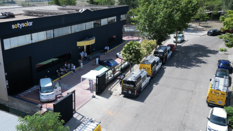 Vista a&eacute;rea de la nave de SotySolar en Madrid.