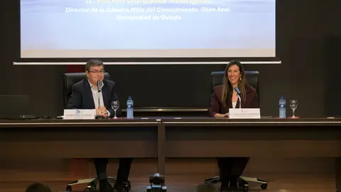 Rub&eacute;n Gonz&aacute;lez, director de la C&aacute;tedra Milla del Conocimiento; y &Aacute;ngela Pumariega, vicealcaldesa y concejala de Econom&iacute;a, Empleo, Turismo e Innovaci&oacute;n del Ayuntamiento de Gij&oacute;n/Xix&oacute;n durante la jornada sobre oportunidades de financiaci&oacute;n en la econom&iacute;a azul / Marta Mart&iacute;n