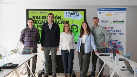 De izquierda a derecha: Gaspar Fern&aacute;ndez, cofundador de El Camale&oacute;n de Rubik; Miguel Linera, ponente en el encuentro por ser un ejemplo de emprendedor; Gemma Fern&aacute;ndez, responsable de la Oficina de Transformaci&oacute;n Digital; Noemi Goil&oacute;n, responsable de Formaci&oacute;n y Transformaci&oacute;n Digital; y &Aacute;ngel Dom&iacute;nguez-Gil, cofundador de El Camale&oacute;n de Rubik / Marta Mart&iacute;n