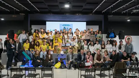 Foto de familia con los premiados, el jurado y las entidades colaboradoras de la cuarta edici&oacute;n de Espacios Sostenibles, organizada por el Cl&uacute;ster ECCO / Marta Mart&iacute;n
