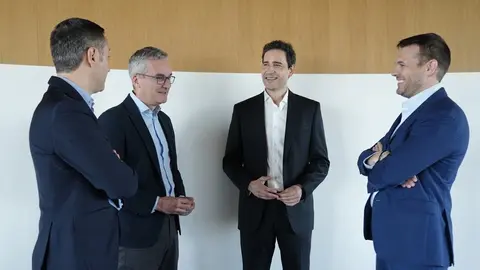 Carlos Berm&uacute;dez, responsable de Acuerdos Estrat&eacute;gicos y Posicionamiento de Movilidad El&eacute;ctrica de Repsol; Oliver Fern&aacute;ndez, responsable de movilidad el&eacute;ctrica de Repsol; Carlos Mart&iacute;nez, responsable de Movilidad Sostenible de BBVA en Espa&ntilde;a y &Aacute;ngel Gim&eacute;nez, responsable de Sostenibilidad y Energ&iacute;a de BBVA en Espa&ntilde;a